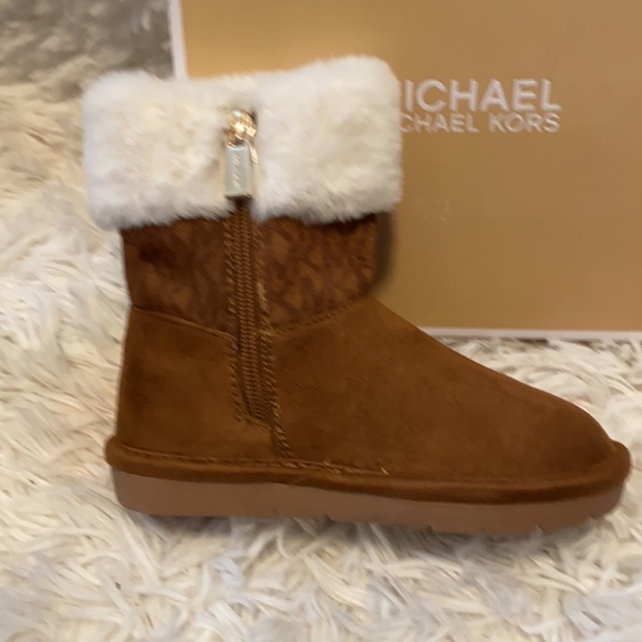 NWT/box Michael Kors children’s size 10 Boots with fir on top - Picture 3 of 8